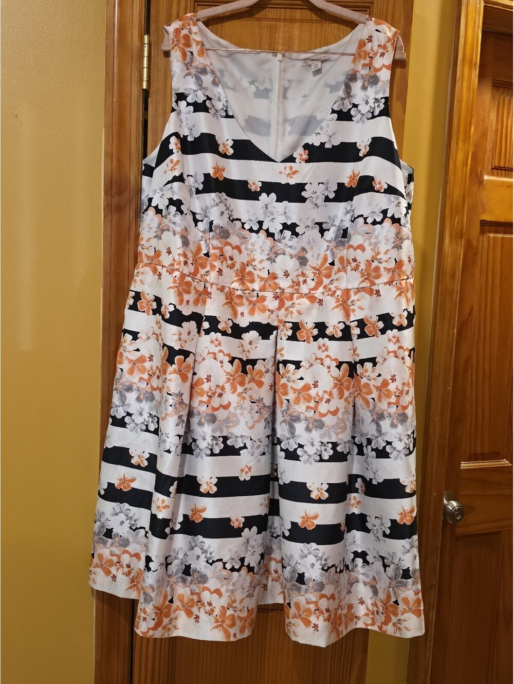 Dress Barn Woman Floral Pleated Fit and Flare Garden Knee Length Dress Size 20